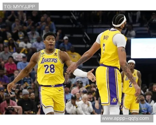 浓眉谈球队进攻体系强调球权转移与身体移动自己非常适应