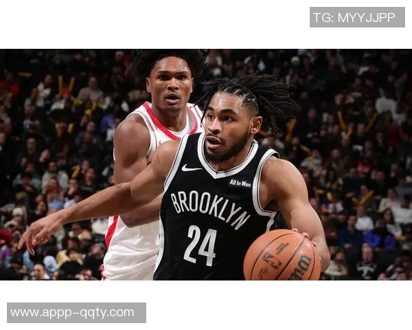 球队人手不足仍坚持替补出战托马斯对此态度冷淡不愿评论