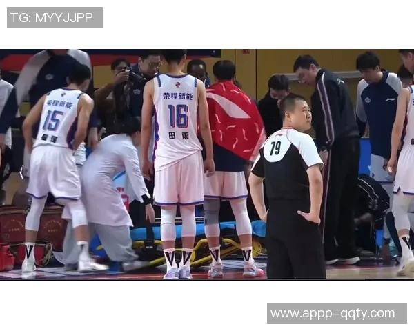 赖俊豪因头撞广告牌伤退媒体人呼吁取消场边广告牌保护运动员安全